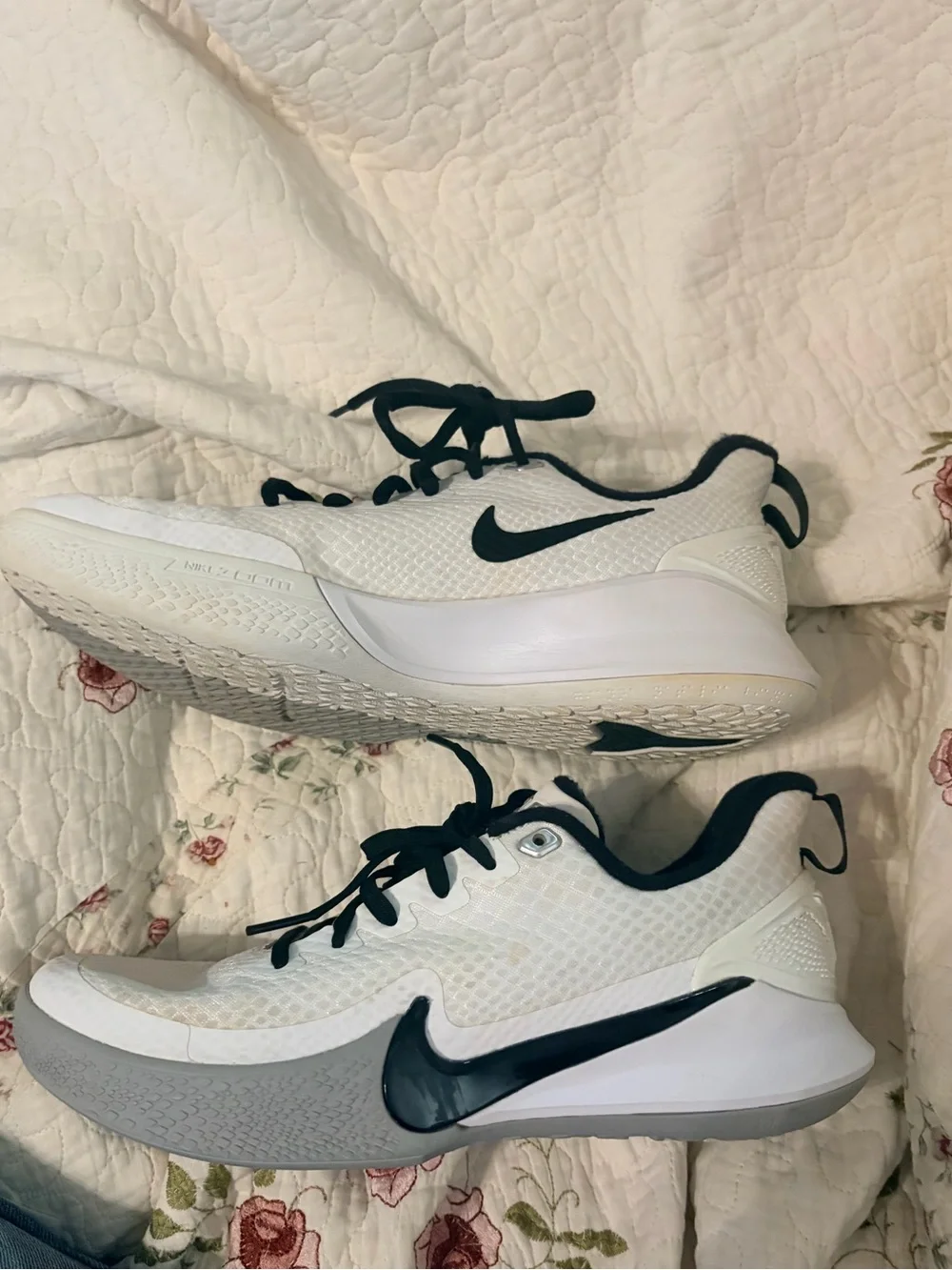 Kobe Mamba Focus Nike White and Black Low-Top Basketball Sneakers